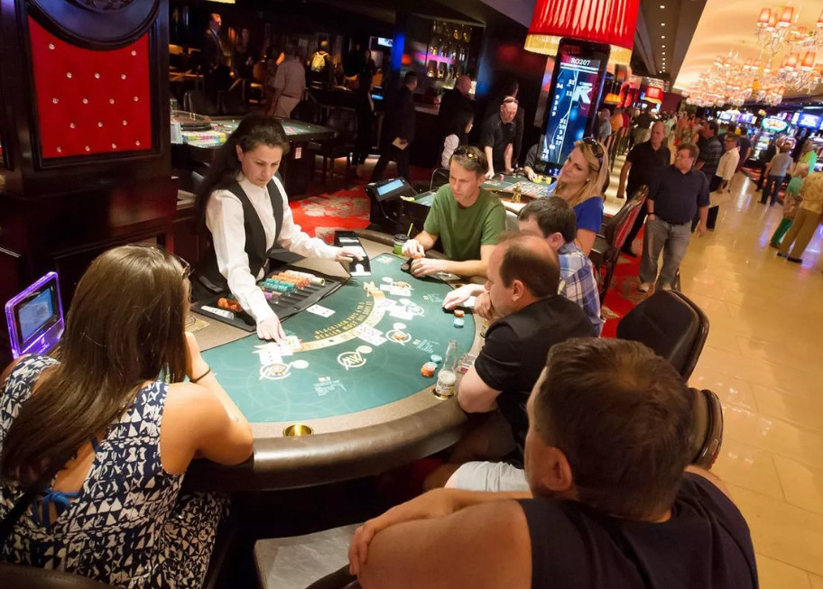 Greek gov&rsquo;t to cut casino slots, gaming table taxes